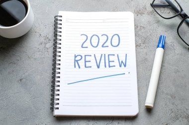 2020 Gözden Geçirme; hayattaki son gözden geçirme; düz iş konsepti. Yeni yıl için yazma ve hazırlama 2021 kararları