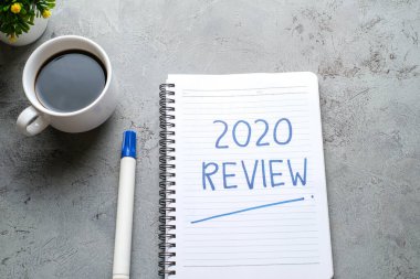 2020 Gözden Geçirme; hayattaki son gözden geçirme; düz iş konsepti. Yeni yıl için yazma ve hazırlama 2021 kararları