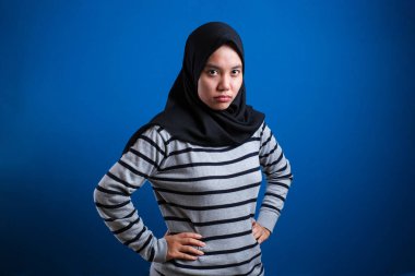 Kameraya bakan şüpheli ifade ile öfkeli alaycı Asyalı Müslüman kadın Portresi, güvensizlik şüphe kavramı