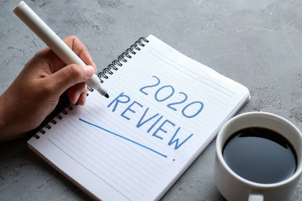 2020 Gözden Geçirme; hayattaki son gözden geçirme; düz iş konsepti. Yeni yıl için yazma ve hazırlama 2021 kararları