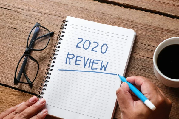 2020 Gözden Geçirme; hayattaki son gözden geçirme; düz iş konsepti. Yeni yıl için yazma ve hazırlama 2021 kararları