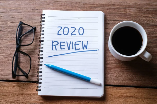 2020 Gözden Geçirme; hayattaki son gözden geçirme; düz iş konsepti. Yeni yıl için yazma ve hazırlama 2021 kararları