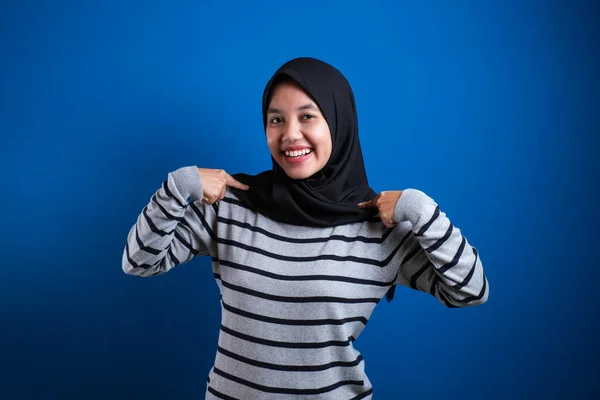 Retrato Mujer Musulmana Confiada Con Hijab Sonriendo Señalándose Misma Sobre —  Fotos de Stock