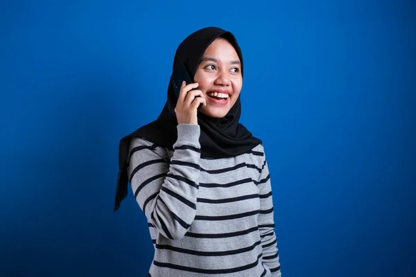 Retrato Feliz Asiático Mulher Vestindo Hijab Chamada Com Celular Contra — Fotografia de Stock