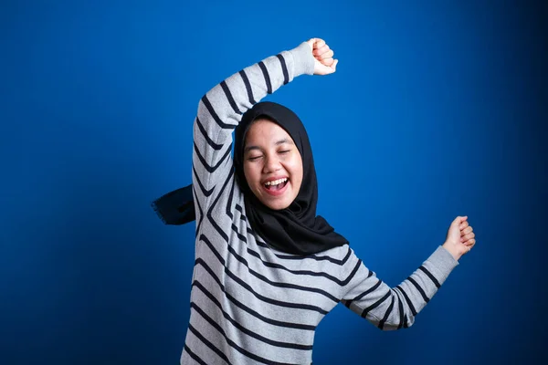 Retrato Engraçado Jovem Ásia Muçulmano Menina Vestindo Hijab Dança Feliz — Fotografia de Stock