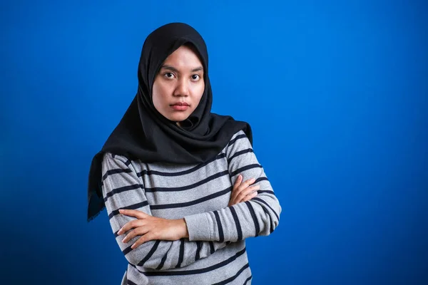 Portrait Marah Sinis Asia Muslim Wanita Dengan Ekspresi Mencurigakan Melihat — Stok Foto