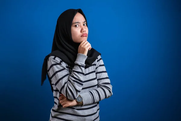 Retrato Mujer Musulmana Asiática Cínica Enojada Con Expresión Sospechosa Mirando —  Fotos de Stock
