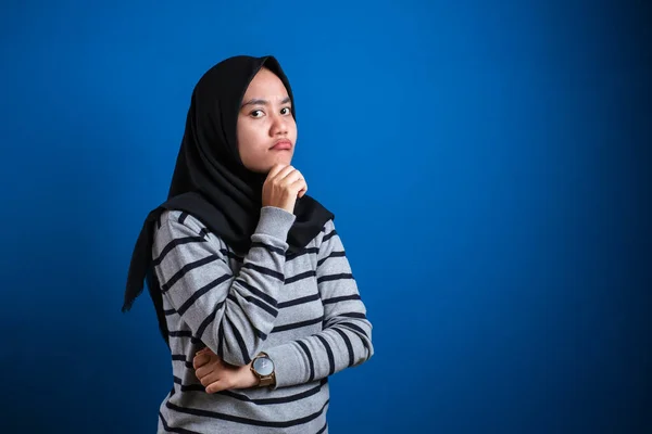 Retrato Mujer Musulmana Asiática Cínica Enojada Con Expresión Sospechosa Mirando —  Fotos de Stock