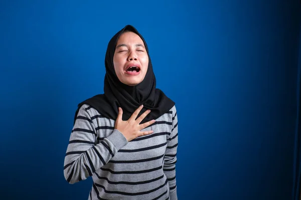 Хіджаб Муслім Дівчина Пригнічена Сумна Вона Плаче Вона Закриває Очі — стокове фото