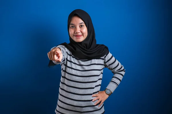 Portrait Asian Muslim Woman Wearing Hijab Pointing Forward Camera Choosing — Stok Foto