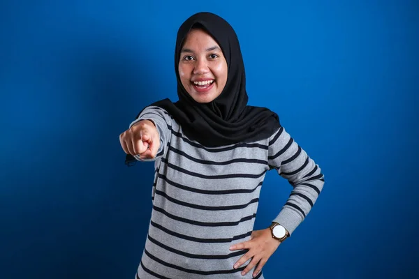 Portrait Asian Muslim Woman Wearing Hijab Pointing Forward Camera Choosing — Fotografia de Stock