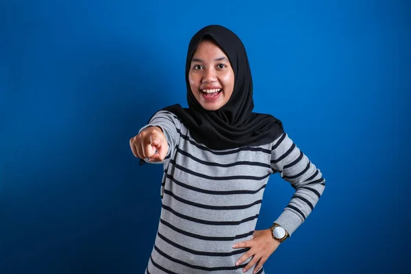 Portrait Asian Muslim Woman Wearing Hijab Pointing Forward Camera Choosing — Stockfoto