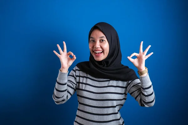 Portrait Heureux Sourire Asiatique Musulmane Femme Montre Doigt Signe Geste — Photo