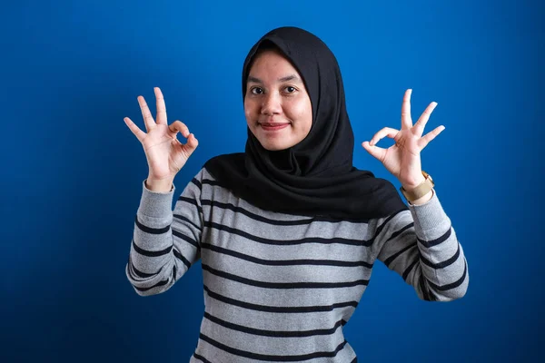 Portrait Happy Smiling Asian Muslim Woman Shows Finger Sign Gesture — Stok Foto