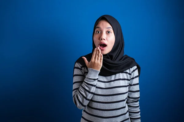 Asian Muslim Girl Wearing Hijab Shows Surprised Shocked Expression Open — Φωτογραφία Αρχείου