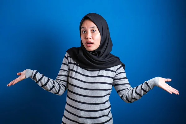 Young Beautiful Asian Muslim Student Shrugs Her Arms Makes Gesture —  Fotos de Stock