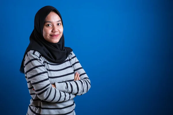 Mahasiswa Muslim Asia Mengenakan Jilbab Tersenyum Ramah Dengan Lengan Menyilang — Stok Foto
