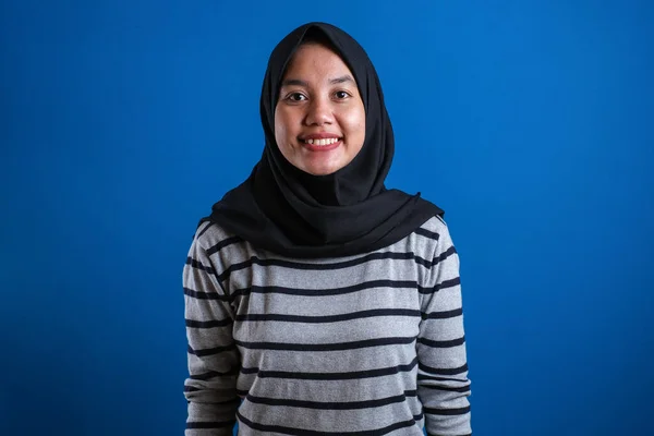 Musulmana Estudiante Universitaria Sonríe Cámara Contra Fondo Azul Con Gesto —  Fotos de Stock