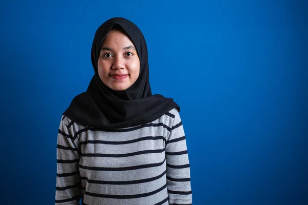 Musulmana Estudiante Universitaria Sonríe Cámara Contra Fondo Azul Con Gesto —  Fotos de Stock