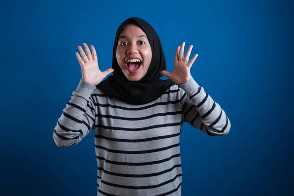 Portrait Cute Young Asian Muslim College Student Girl Wearing Hijab — Fotografia de Stock