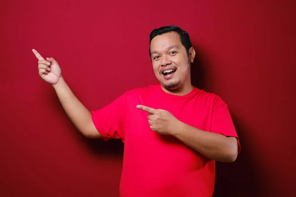 Asiático Hombre Sonrisa Cámara Mientras Presentando Algo Lado Con Copia —  Fotos de Stock