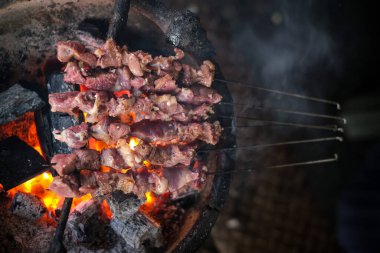 Bantul, Yogyakarta 'dan tipik bir satay olan sate klathak yapma işlemi.