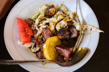 Sate kambing ya da keçi satay Endonezya yemeği soya sosuyla servis edilir.