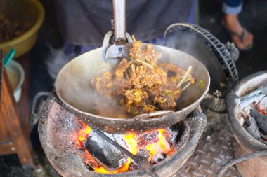 Tengkleng, Endonezya 'nın geleneksel yemeği olan keçi kemiklerinin ana malzemesi olan bir çorbadır..