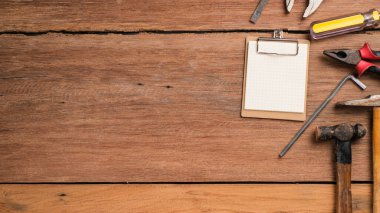 Fotokopi çekilen Babalar Günü arka planı. Ahşap bir masa üzerinde inşa ve tedavi araçları yatıyordu, eski, antika yapı araçları.