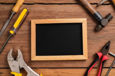 Fotokopi çekilen Babalar Günü arka planı. Ahşap bir masa üzerinde inşa ve tedavi araçları yatıyordu, eski, antika yapı araçları.