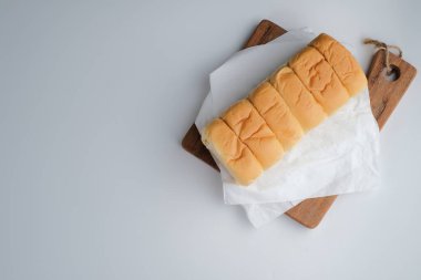 Beyaz arka planda izole edilmiş et ipi ve mayonez dolu kesilmiş ekmek.