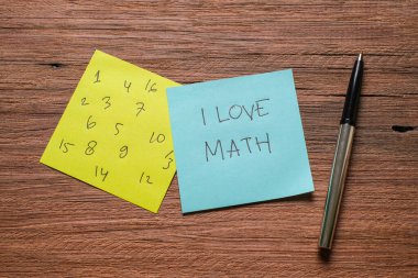 Sayılarla yazılmış bir not ve tahta tahtaya matematiği seviyorum.