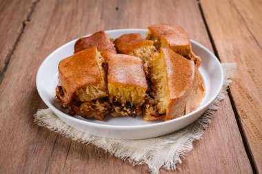 Martabak manis Endonezya usulü, içi kızarmış fıstık ve çikolata dolu tatlı krep.