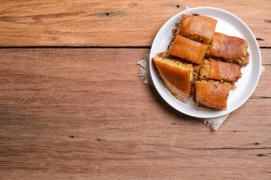 Martabak manis Endonezya usulü, içi kızarmış fıstık ve çikolata dolu tatlı krep.