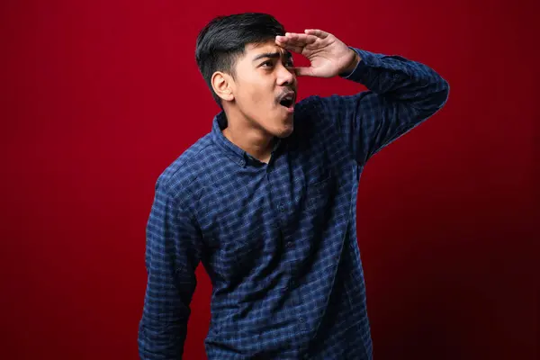 Ung Asiatisk Man Bär Casual Skjorta Stil Mycket Glad Och — Stockfoto