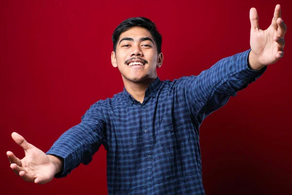 Ung Stilig Asiatisk Man Klädd Avslappnad Skjorta Tittar Kameran Leende — Stockfoto