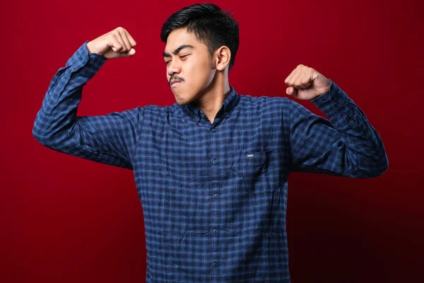 Ung Stilig Asiatisk Man Över Röd Bakgrund Bär Casual Kläder — Stockfoto