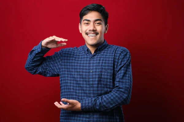 Bonito Asiático Homem Vestindo Camisa Casual Sobre Fundo Vermelho Gesto — Fotografia de Stock