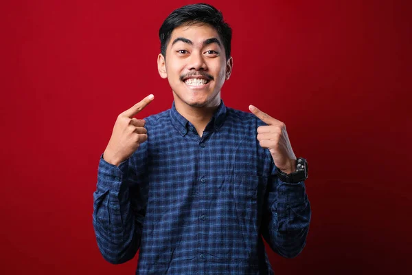 Young Handsome Man Wearing Casual Sweater Standing Isolated Red Background — Stockfoto