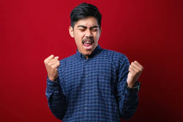 Young Handsome Man Wearing Casual Shirt Standing Isolated Red Background — Stockfoto