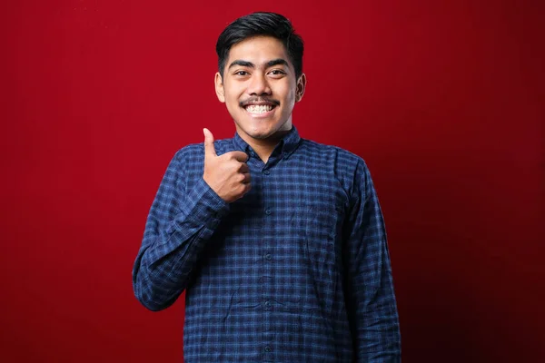 Young Handsome Man Wearing Casual Shirt Standing Isolated Redbackground Doing — Stockfoto