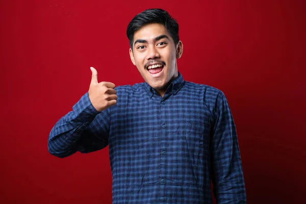 Young Handsome Man Wearing Casual Shirt Standing Isolated Redbackground Doing — Stockfoto