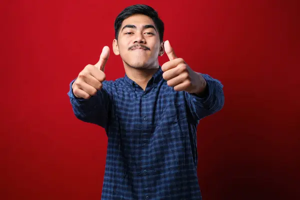 Young Handsome Man Wearing Casual Shirt Red Background Approving Doing — Stockfoto