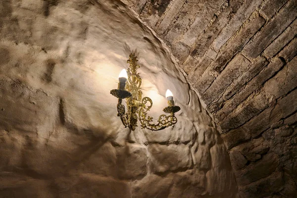 Gouden Kandelaar Met Twee Kaarsen Antieke Stenen Muur Van Het — Stockfoto