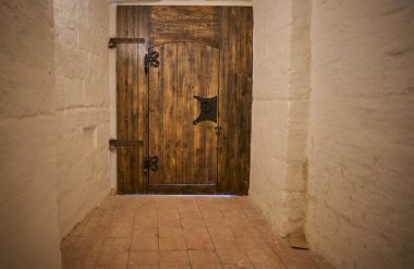 Demir halkalı antika ahşap kapı manastır binasına kilitlenmiş.