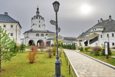Manastırın avlusundaki patika, çan kulesi olan beyaz kuledeki ana kapıya çıkıyor.
