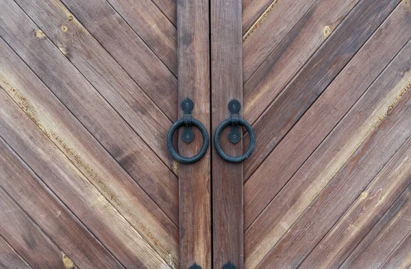 Antigua puerta de madera con asa de anillo de hierro y cerradura en el edificio del monasterio — Foto de Stock