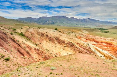 Altai 'deki antik bir relict gölünün kırmızı-sarı tepeleri. Mars manzarası