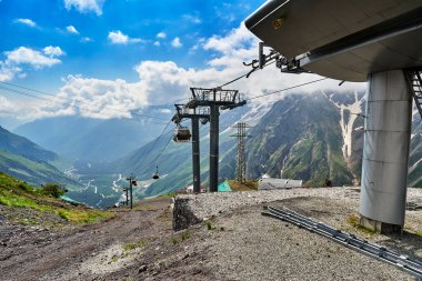Kafkas dağları arasında kamaralı teleferik..