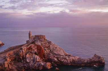 San Pietro Kilisesi gün batımında, Portovenere, Liguria, İtalya